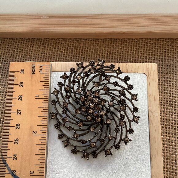Simply Vera Wang Rhinestone Spiral Brooch Pin Jewelry With Crystal Stones & Meta - Picture 4 of 10